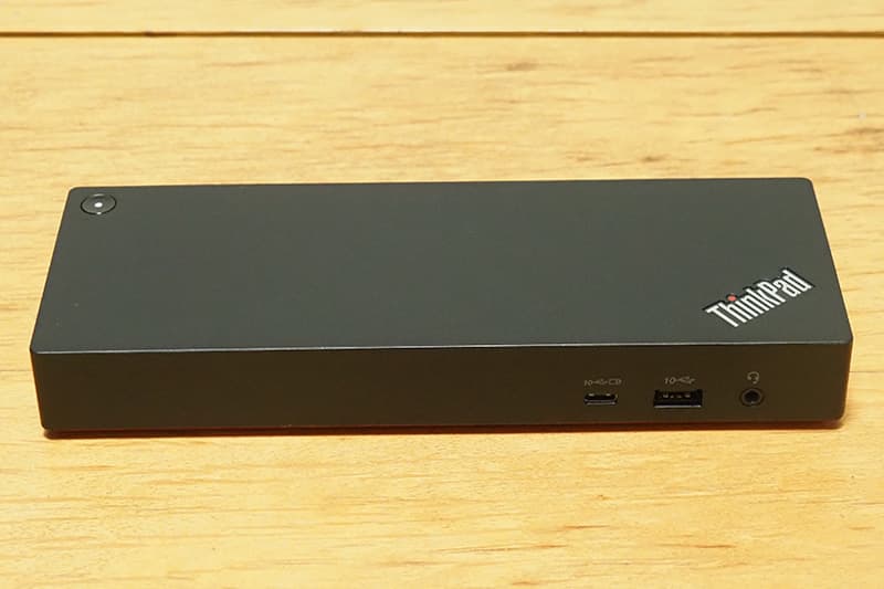 Lenovo ThinkPad ユニバーサル Thunderbolt 4 ドックの前面の端子