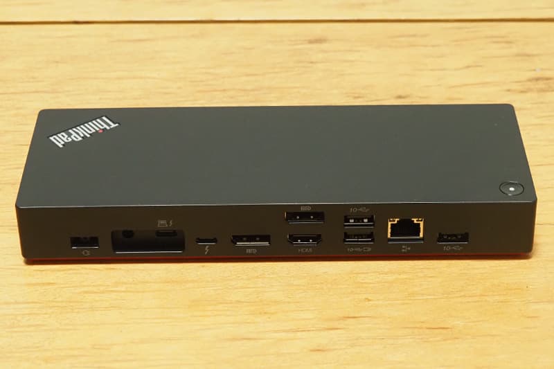 Lenovo ThinkPad ユニバーサル Thunderbolt 4 ドックの背面の端子