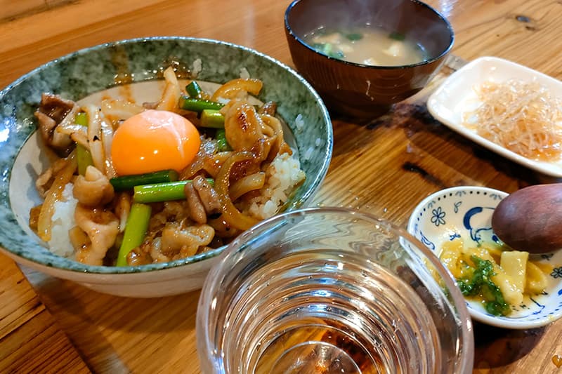 香川県の健ちゃん食堂のみっくすホルモン丼