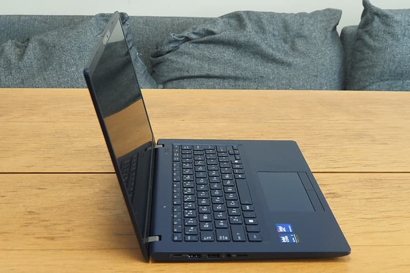 dynabook XP/ZYの側面