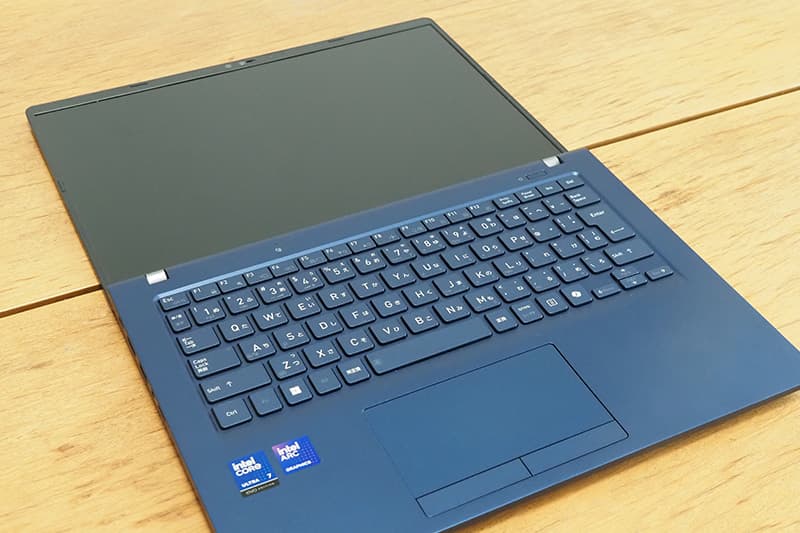 dynabook XP/ZYのディスプレイを180度まで開く