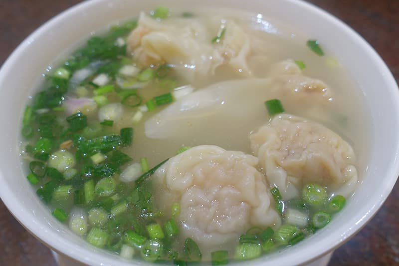 香港の徳昌魚蛋粉のエビワンタン麺