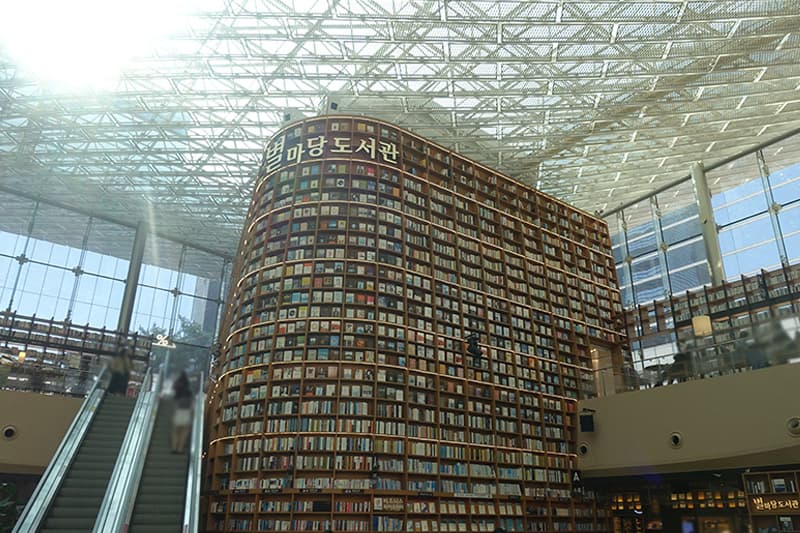 ピョルマダン図書館の本棚