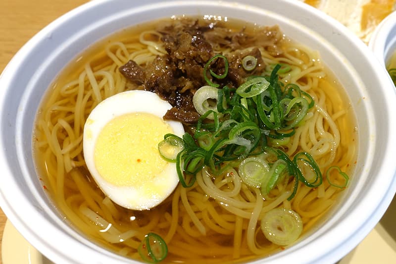 関空の日本の食堂の半肉中華そば