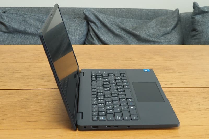 Dell Pro 14 PC14250の側面