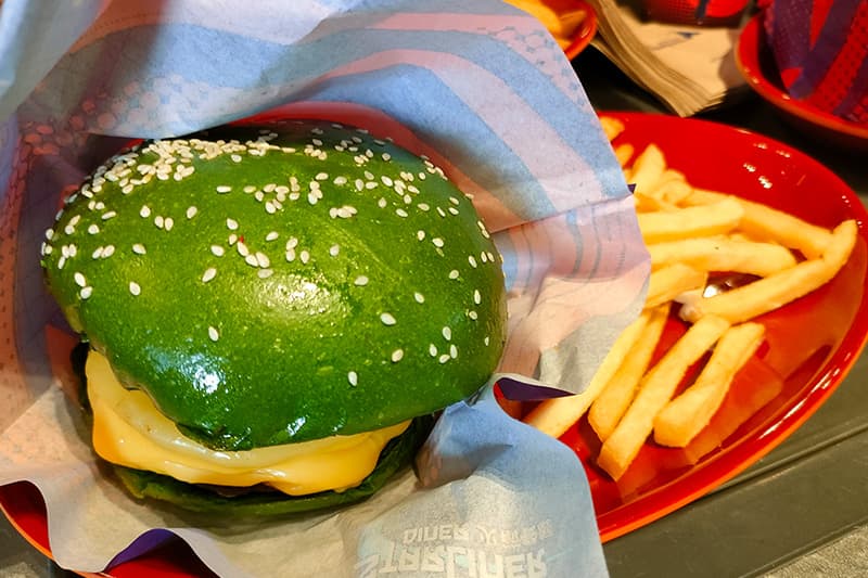 香港ディズニーランドのスターライナー・ダイナーのハルク・ダブルビーフ・チーズバーガー・コンボ