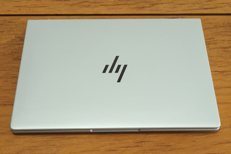 HP EliteBook 8 G1i 13のグレーシャーシルバー