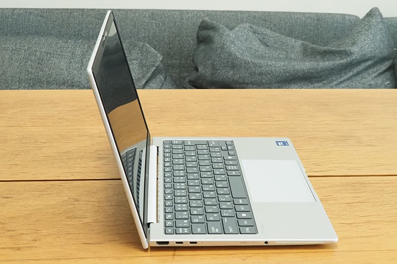 HP EliteBook 8 G1i 13の側面
