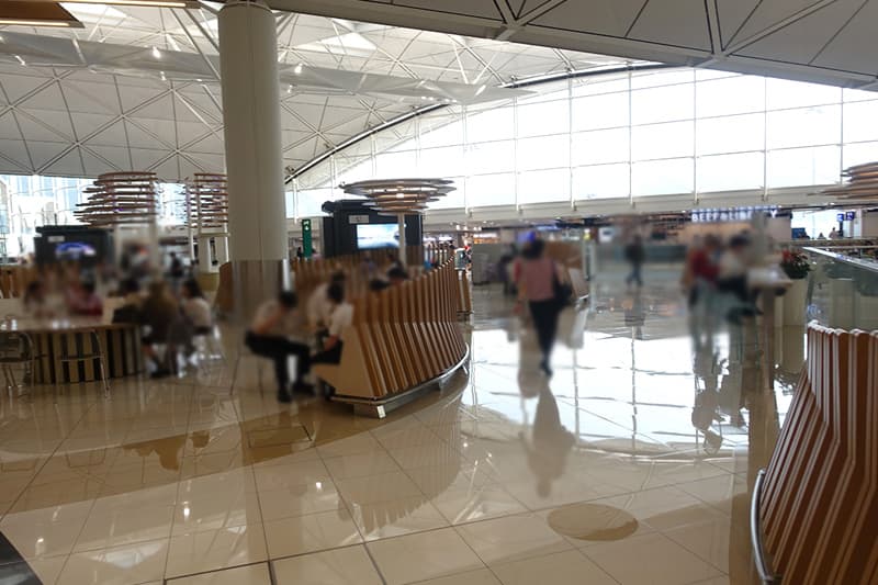 香港国際空港のフードコートの座席