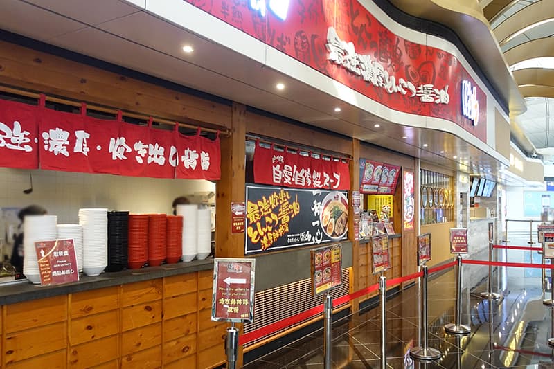 香港国際空港のフードコートのばり馬