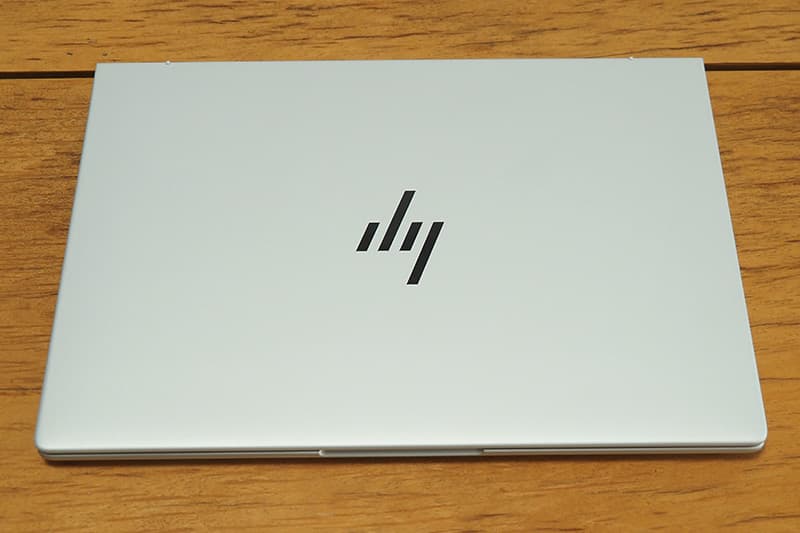 HP EliteBook 8 G1i 14のグレーシャーシルバー