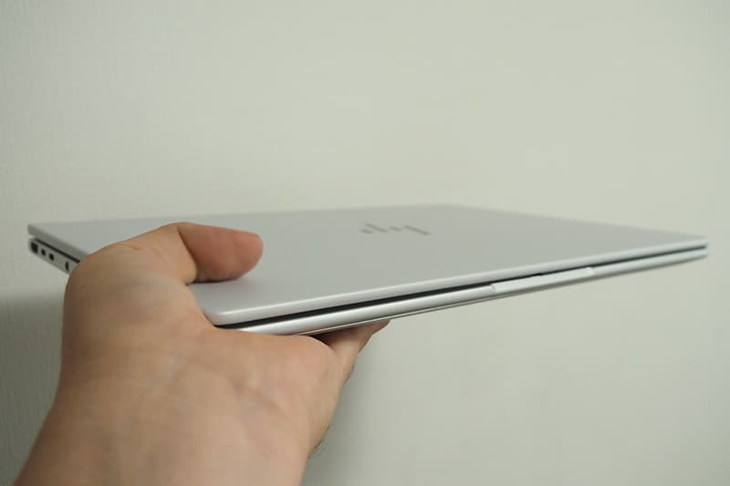 HP EliteBook 8 G1i 14の重量