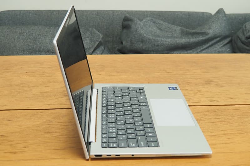 HP EliteBook 8 G1i 14の側面
