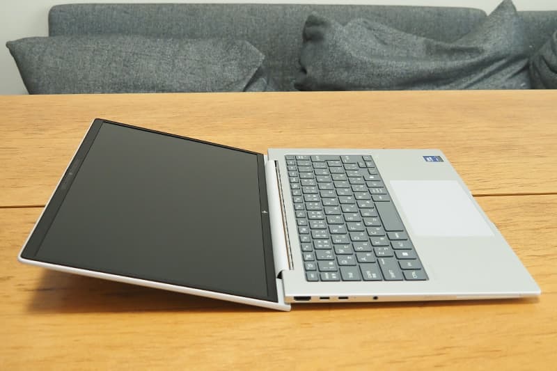 HP EliteBook 8 G1i 14の角度