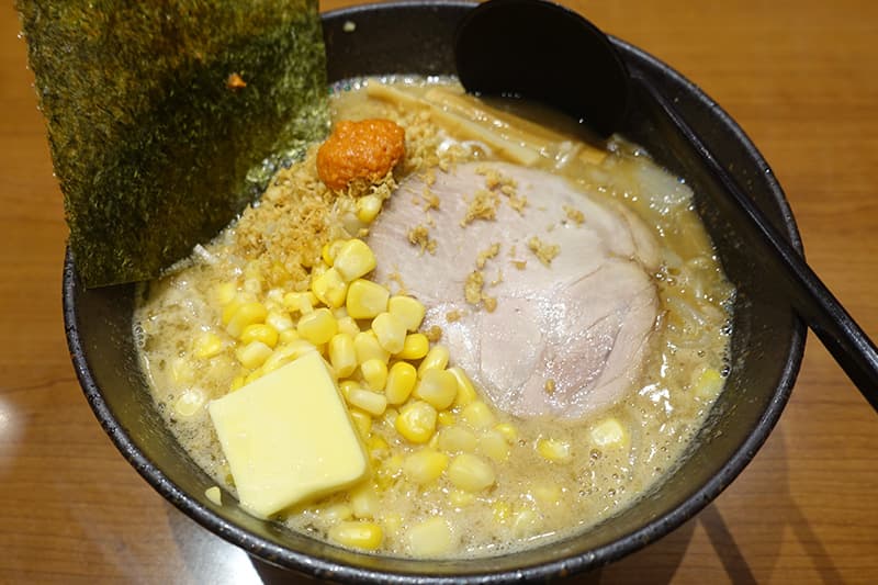 北海道らーめん奥原流 久楽 本店の白味噌らーめん バターコーントッピング