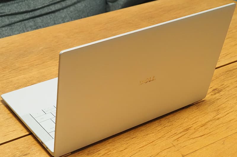 Dell 14 Premium DA14250のデザイン
