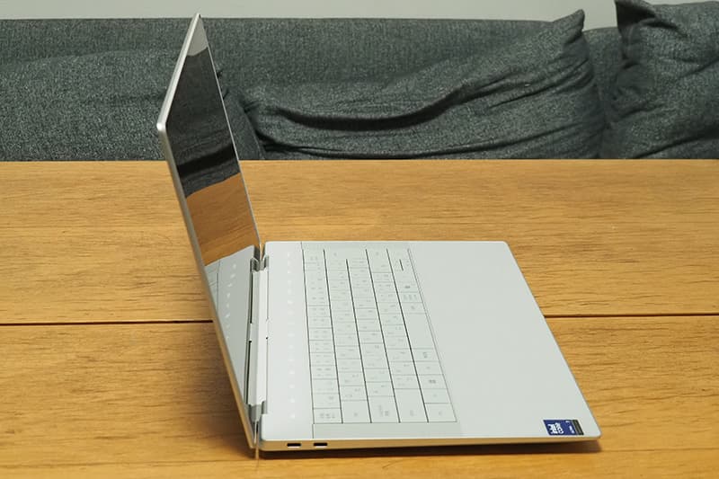 Dell 14 Premium DA14250の側面