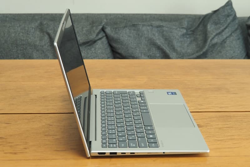 HP EliteBook 6 G1i 13の側面