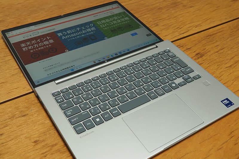 HP EliteBook 6 G1i 14のディスプレイを180度開く