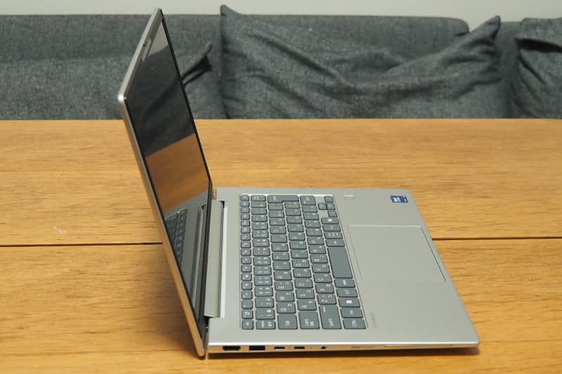 HP EliteBook 6 G1i 14の側面
