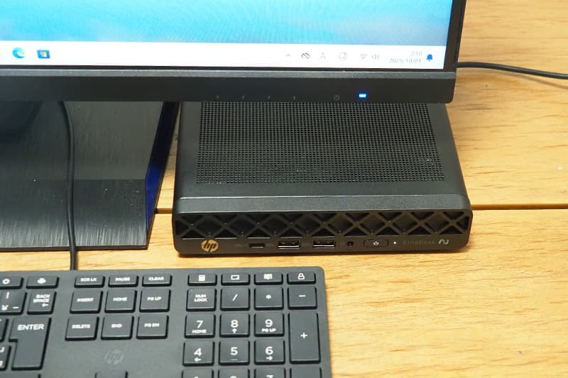 HP EliteDesk 8 Mini G1a Desktop Next Gen AI PCを横置き