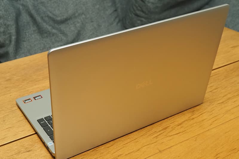 Dell 16 DC16256のデザイン
