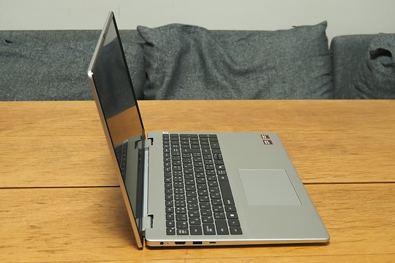 Dell 16 DC16256の側面