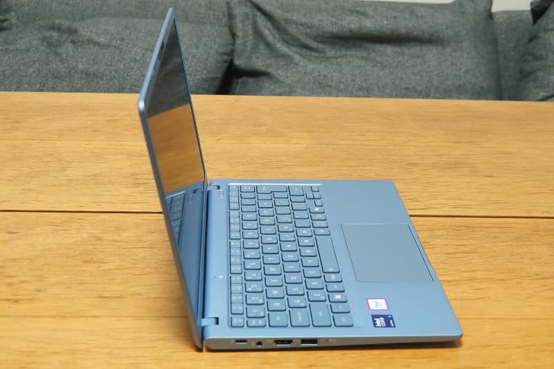 dynabook GR/ZZの側面