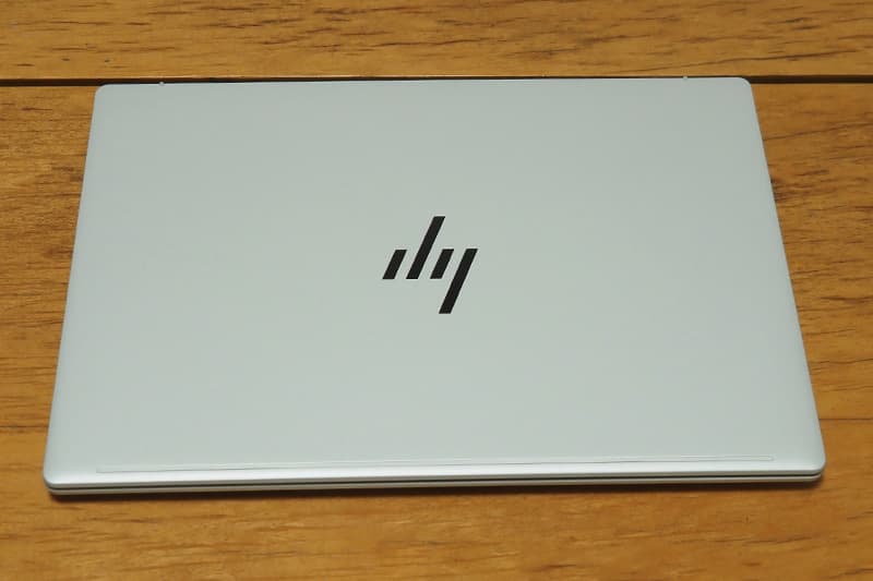 HP OmniBook 7 Aero 13-bgのグレイシャーシルバー