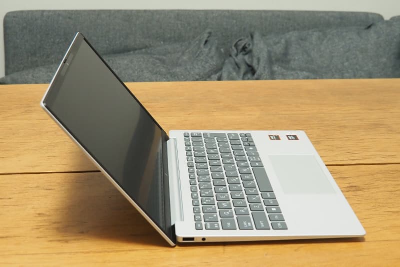 HP OmniBook 7 Aero 13-bgのの開く角度