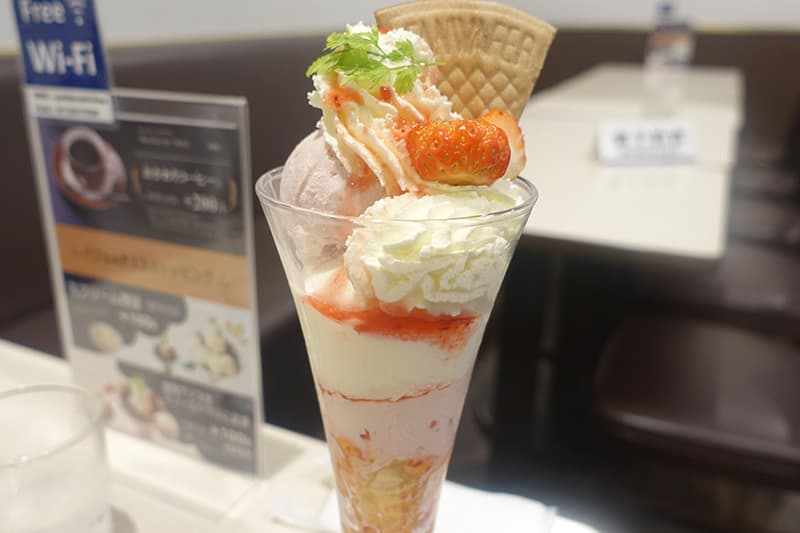 雪印パーラー 札幌本店のスノーロイヤルストロベリーパフェ