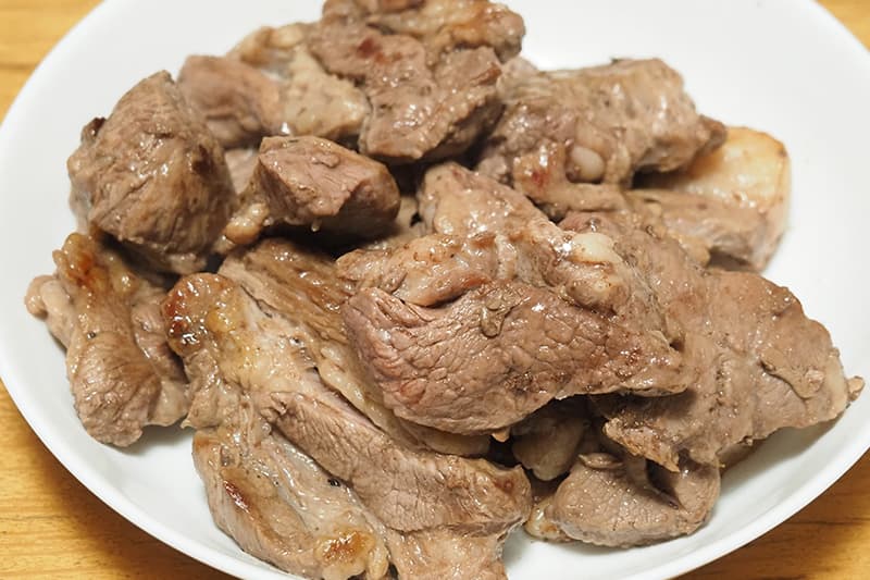 コストコのチルドラム肩ブロックをカット