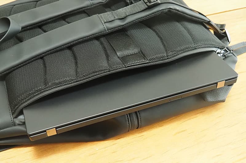 ガストンルーガのスプラッシュ 2.0 16にノートパソコンを入れる