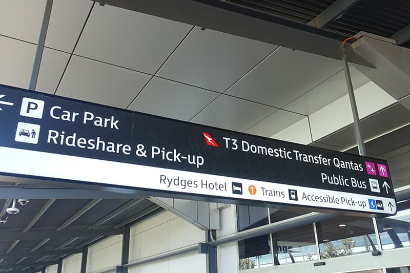 シドニー国際空港のエアポートリンク駅行きの表示