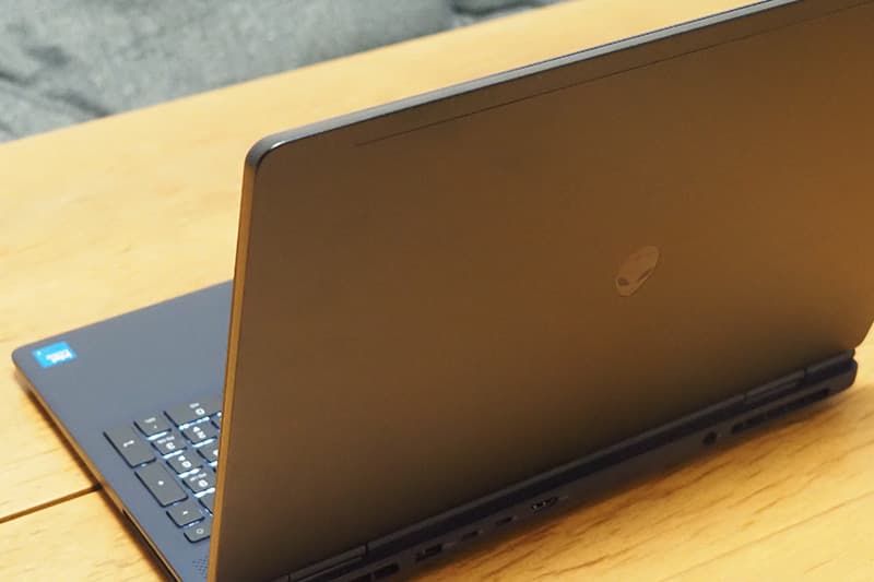 Alienware 16 Aurora AC16250のデザイン