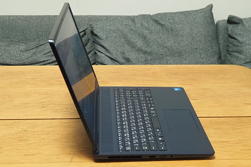 Alienware 16 Aurora AC16250と側面