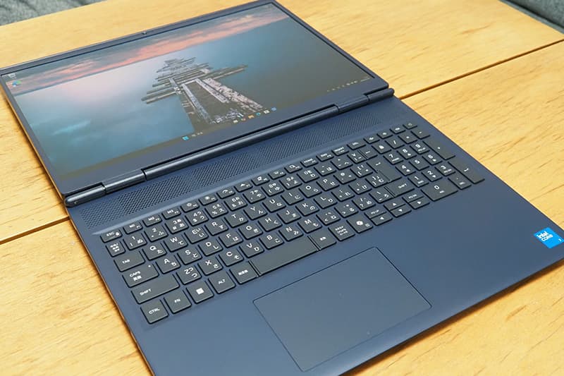 Alienware 16 Aurora AC16250とディスプレイを180度開く