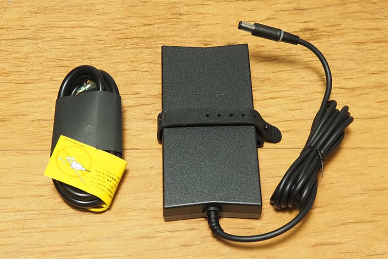 Alienware 16 Aurora（AC16250）のアダプター