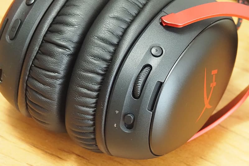 HyperX Cloud III Sの操作ボタン