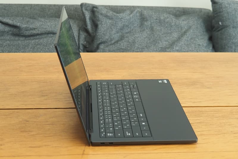 Dell XPS 14 DA14260の側面