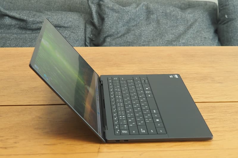 Dell XPS 14 DA14260のディスプレイの角度