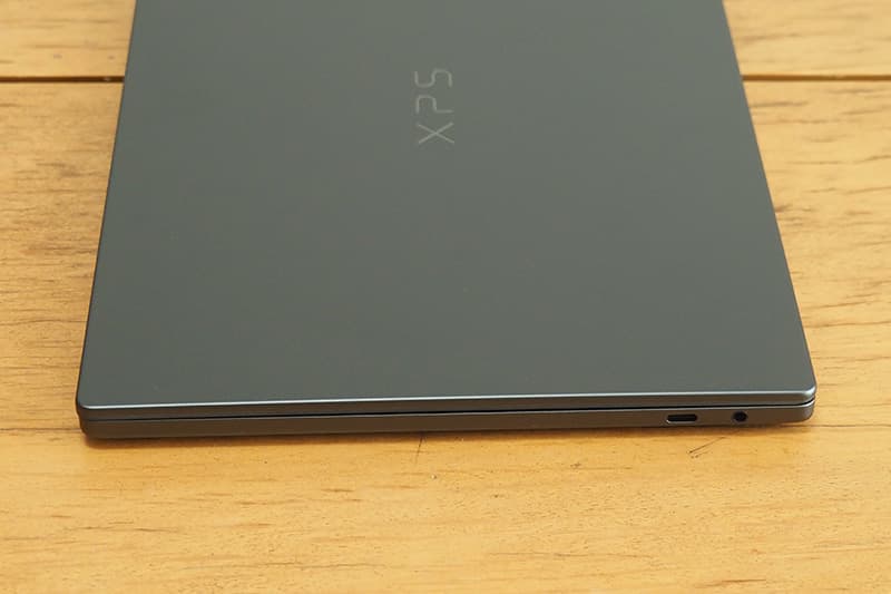 Dell XPS 14 DA14260の接続端子