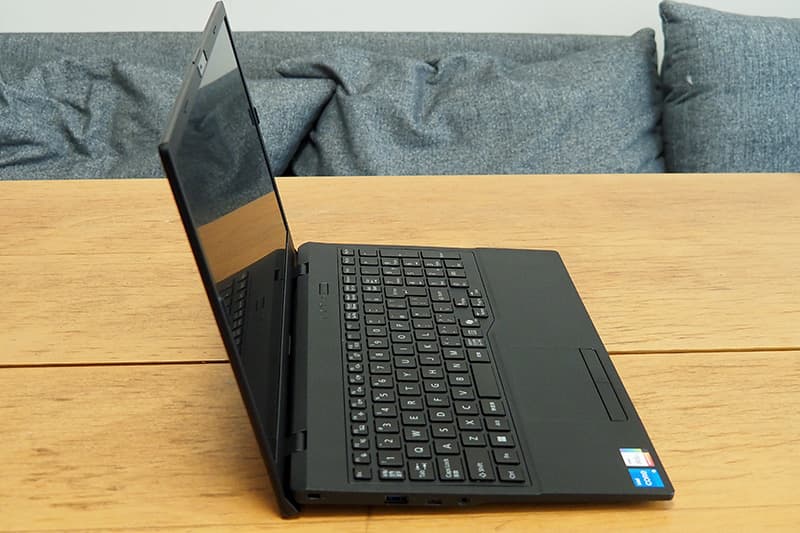 富士通 FMV WE1-K3の側面