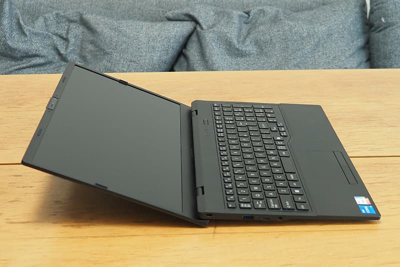 富士通 FMV WE1-K3のディスプレイの角度